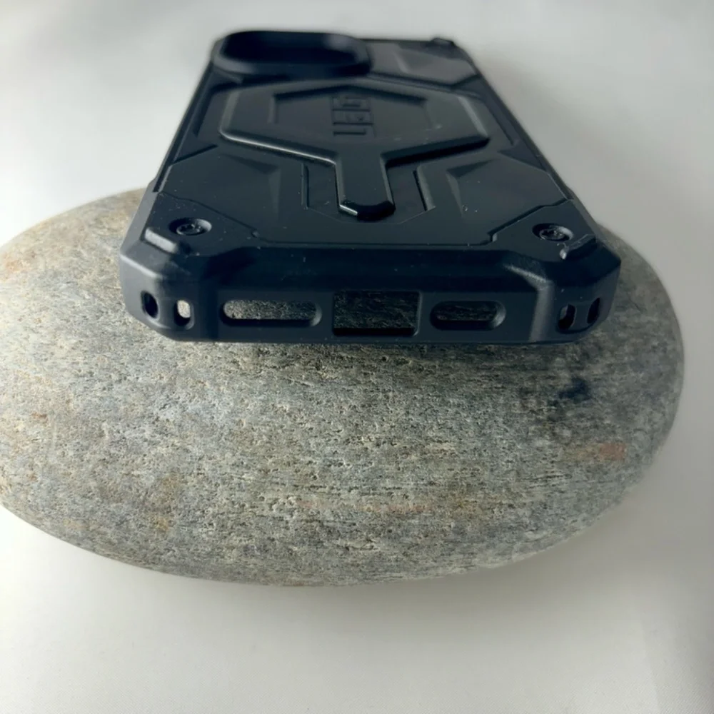 UAG - Monarch Pro Series Case with Magsafe for Apple iPhone 15 Pro Max - Carbon